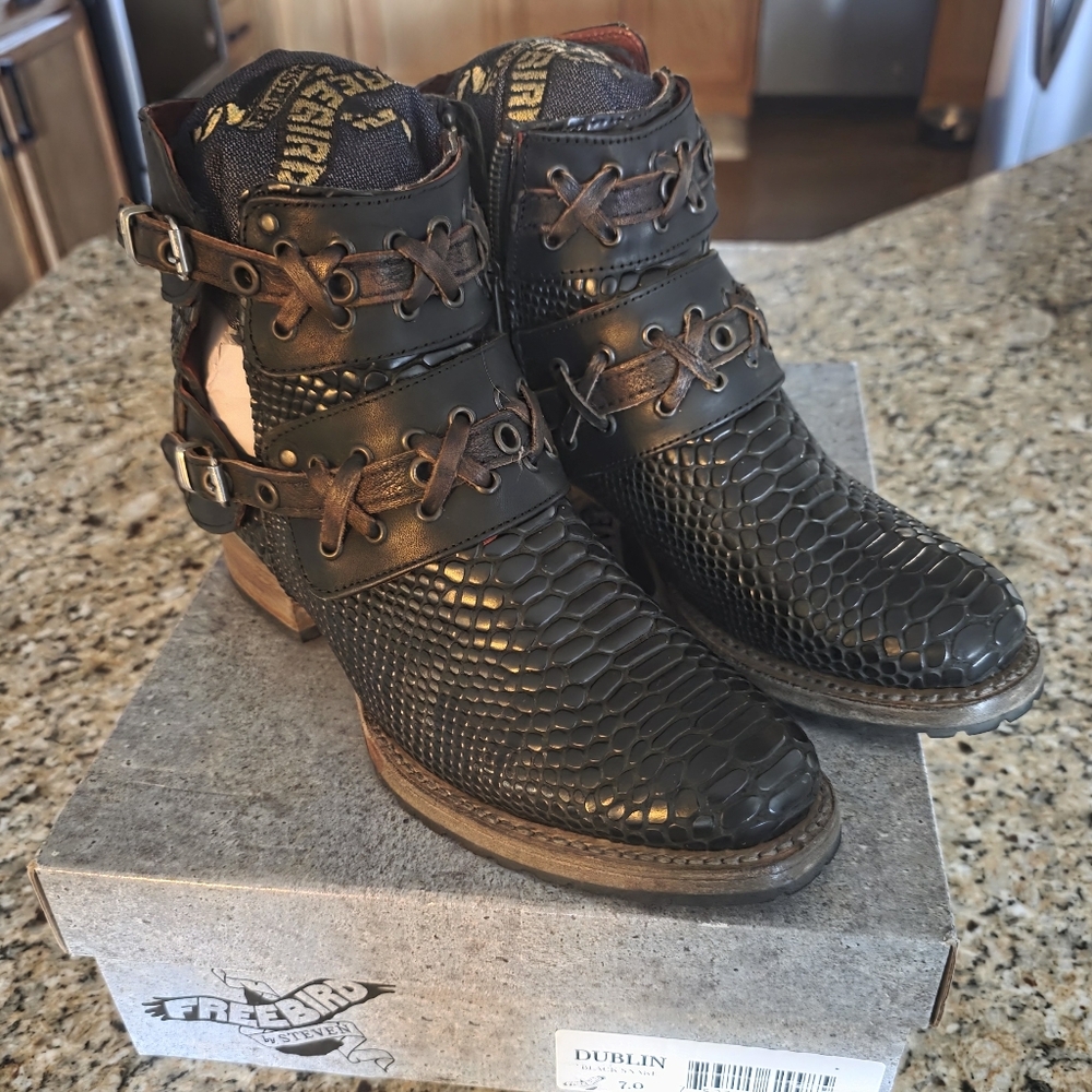 Freebird By Steven WOMENS Ankle Bootie| DUBLIN |Black SNAKE|SIZE 7| DISCONTINUED - Picture 5 of 11